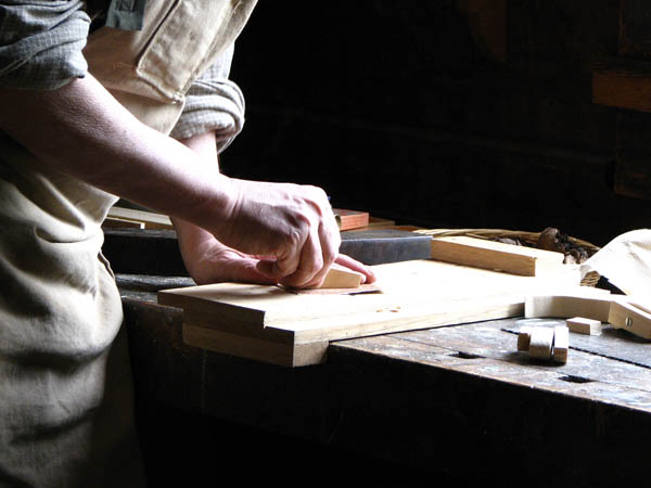Nacemos de la influencia y formación  heredada en el sector de la <strong>carpintería de madera y ebanistería  en Zufre.</strong>